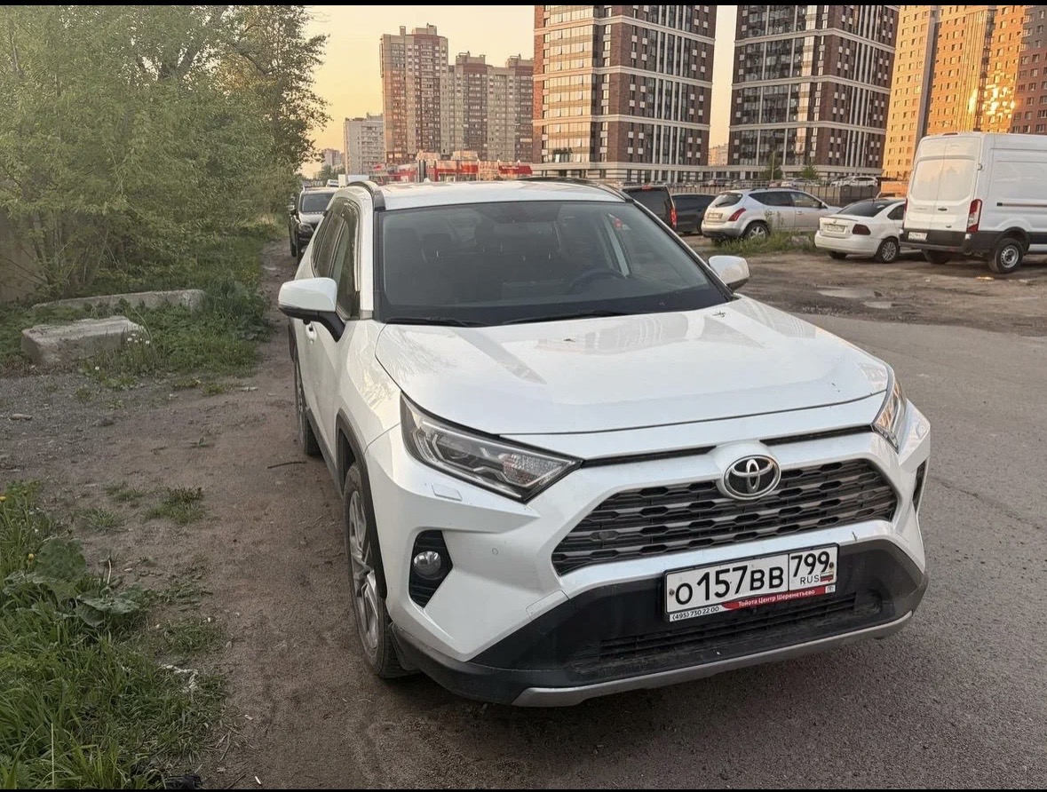 Toyota RAV 4 2021 год