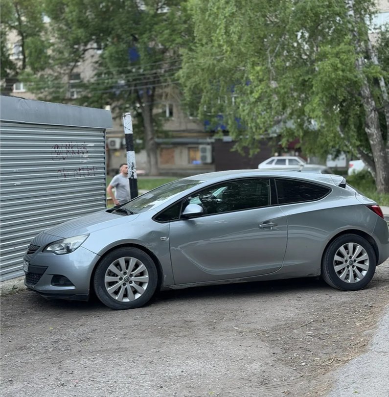 Opel ASTRA GTC 2012 год