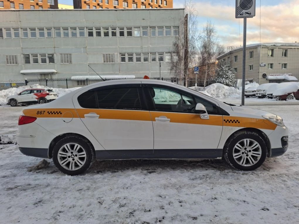 Peugeot 408 2021 год