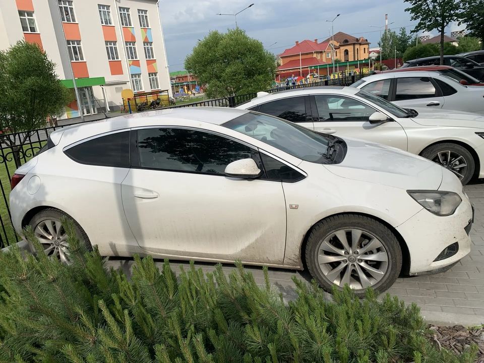 Opel Astra GTC 2013 год