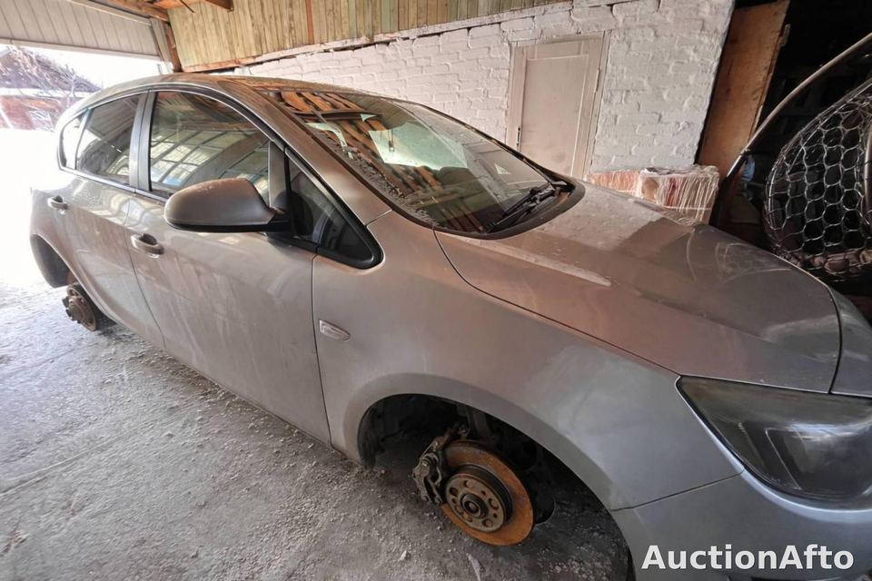 Opel Astra 2012 год