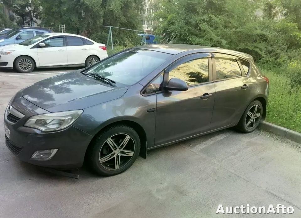 Opel Astra 2011 год
