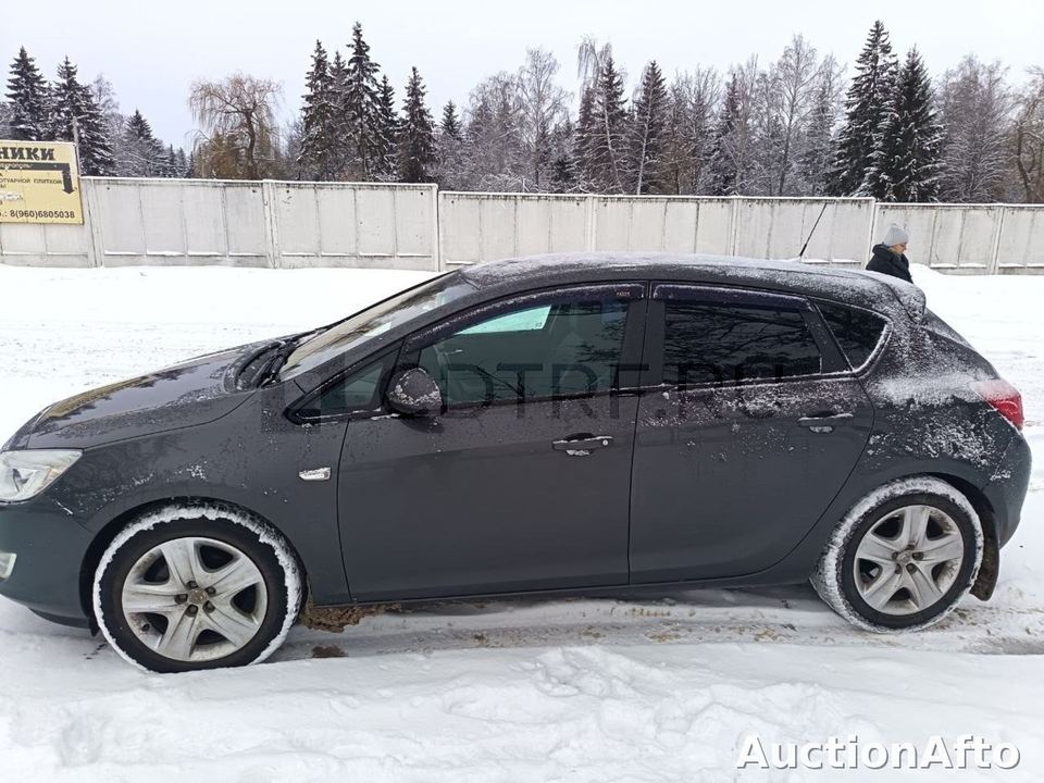 Opel Astra 2012 год