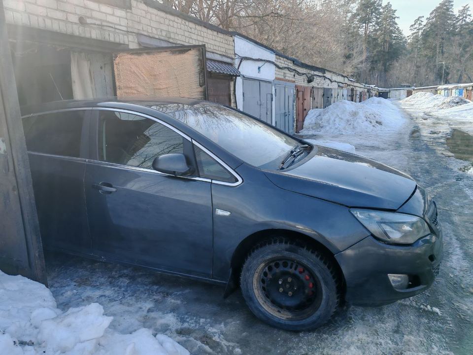 Opel Astra 2011 год