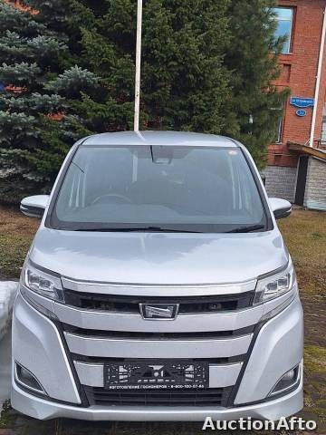 Toyota Noah 2018 год