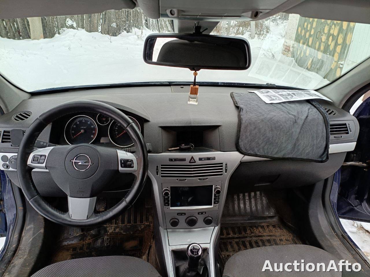 Opel Astra 2011 год