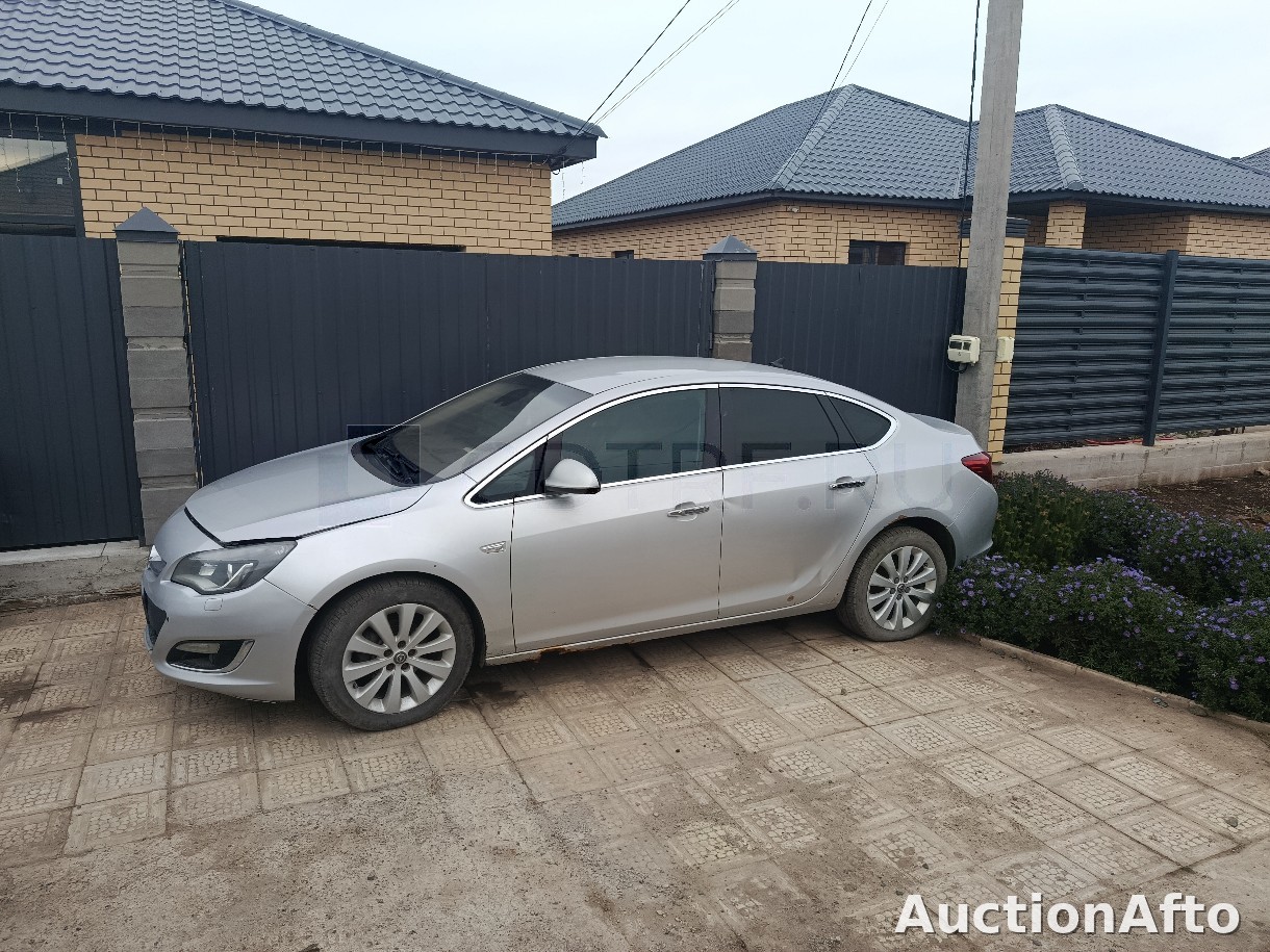 Opel Astra 2013 год