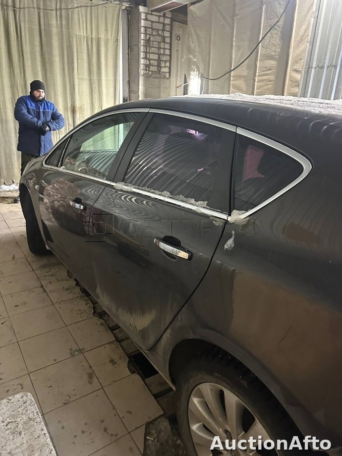 Opel Astra 2012 год