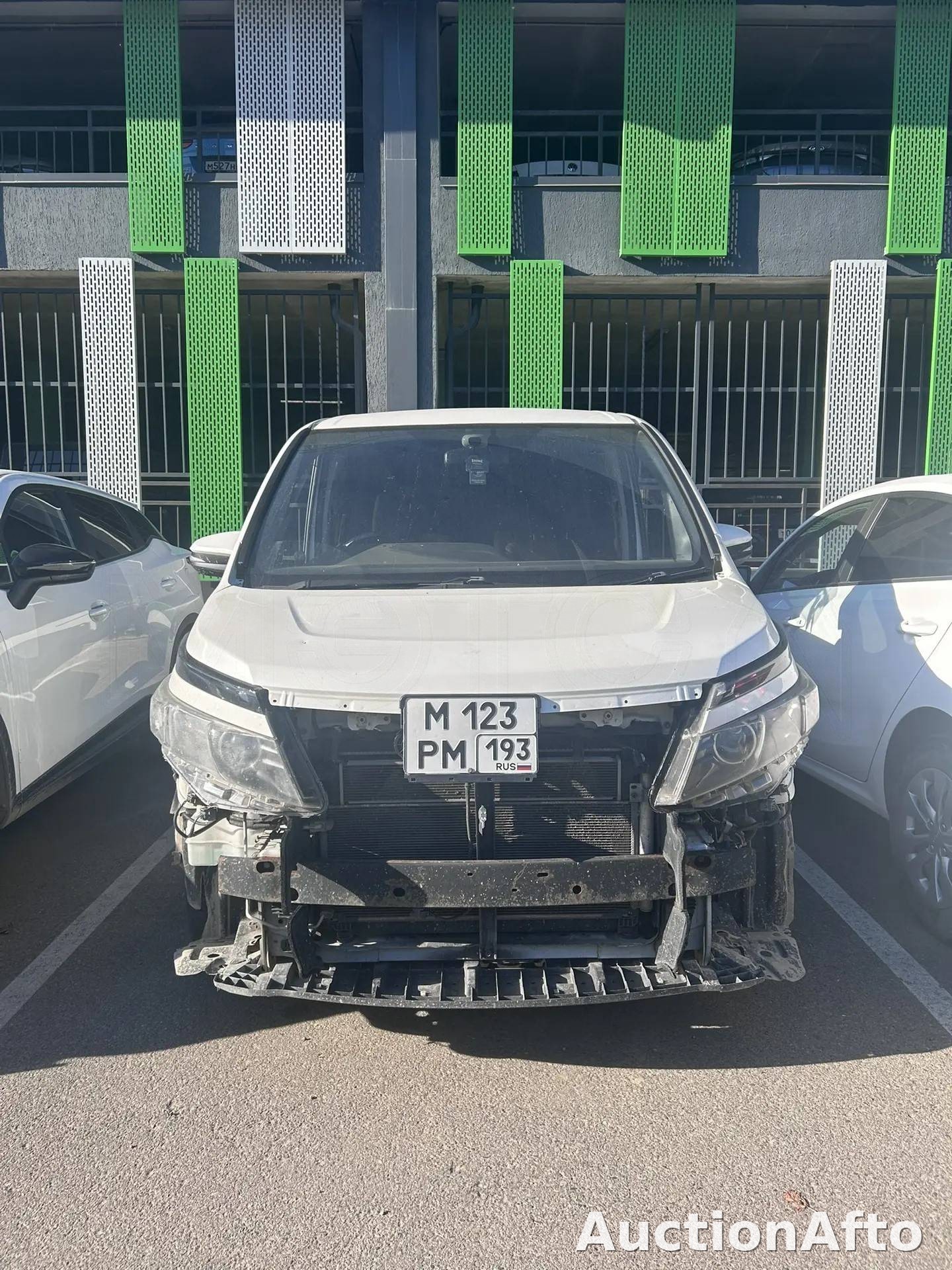 Toyota Voxy 2015 год
